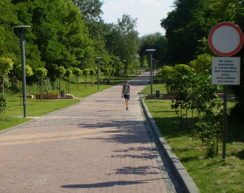 Tatarską. Jest to dogodna trasa dla rowerzystów zmierzających w kierunku pl. Niepodległości. Ciąg pieszo jezdny jest dopuszczony do ruchu tylko samochodów mieszkańców, służb oraz dla rowerów. Fot. 7.