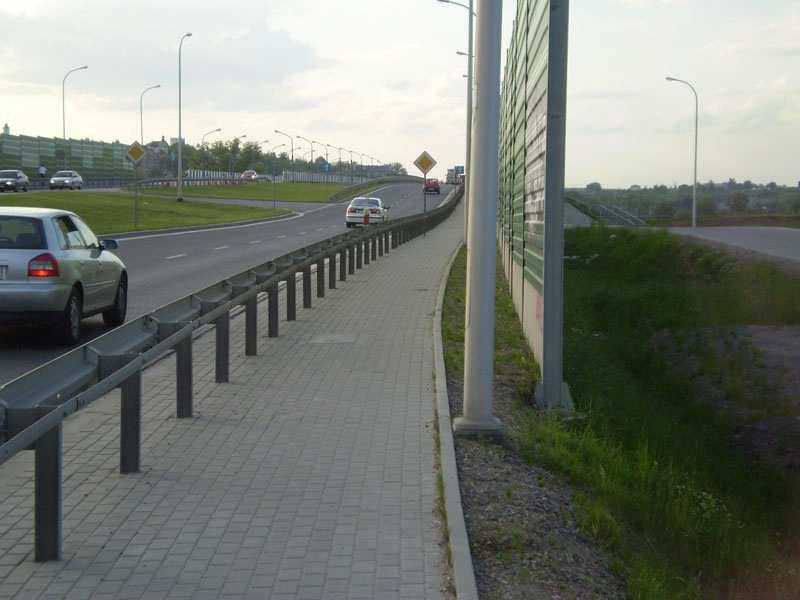 Fot. 8. Brak wjazdu dla rowerzystów na wschodnią stronę mostu z ul.