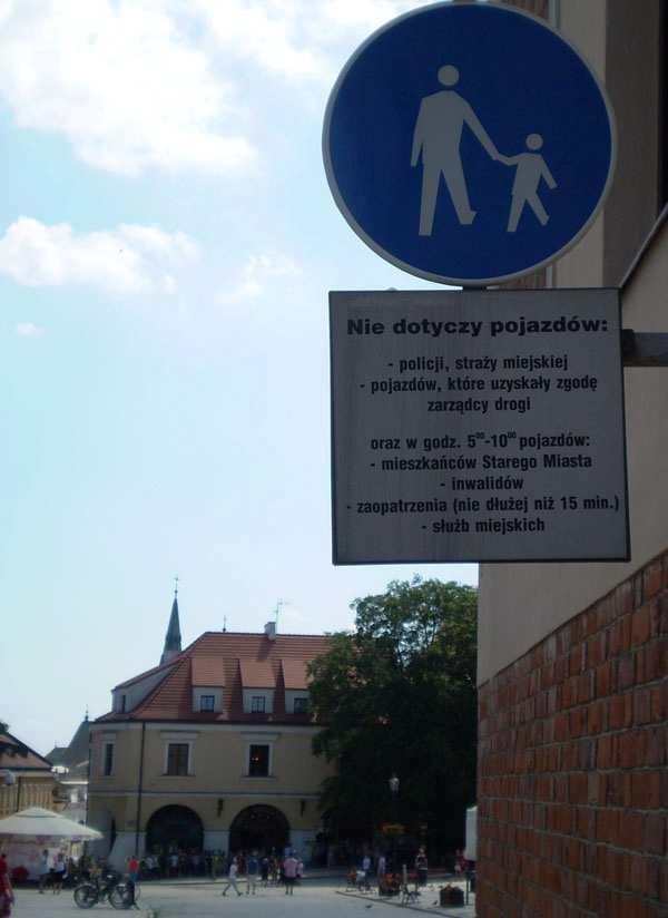 2.5. Organizacja ruchu na Starym Mieście Duża część ulic Starego Miasta jest dostępna dla ruchu tak rowerów, jak i samochodów.