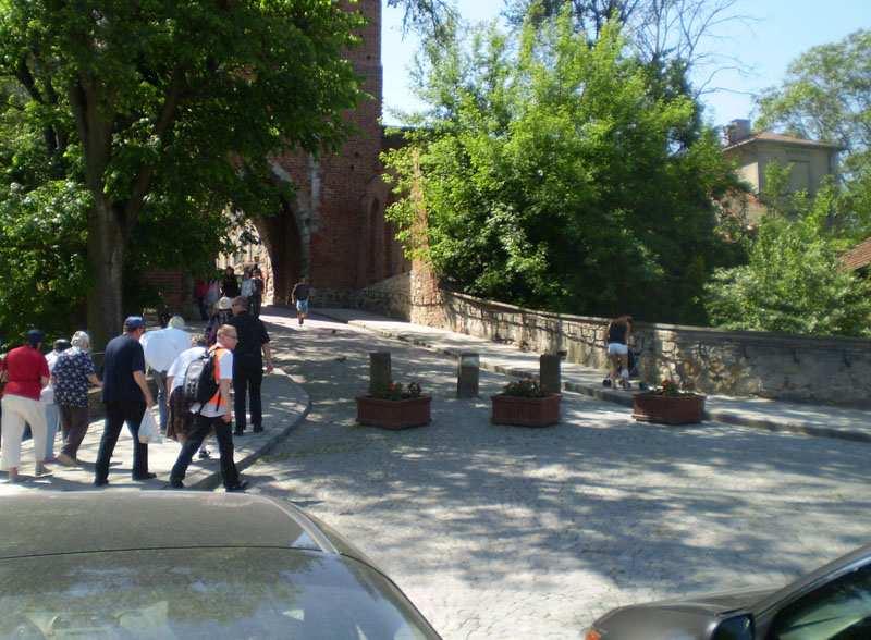 przypadku rowerzystów nie, gdyż mogą oni ominąć słupki i wjechać na ulicą Opatowską i dalej na Rynek, nie napotykając żadnego zakazu wjazdu lub zakazu ruchu.