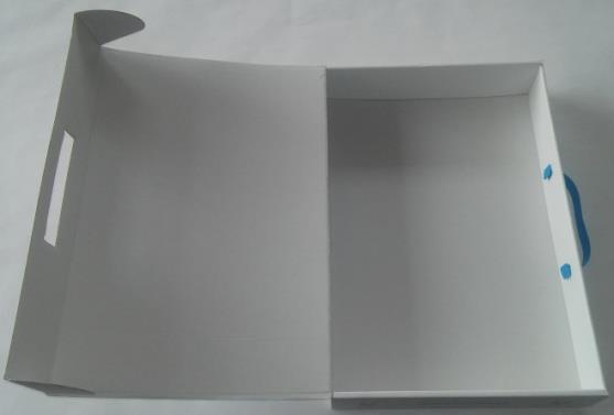 papierem powlekanym bezdrzewnym kredowanym o gramaturze minimum 170 g/m 2, oklejka z nadrukiem 4+0 (CMYK), oklejka foliowana jednostronnie folią satynowaną (tzw.