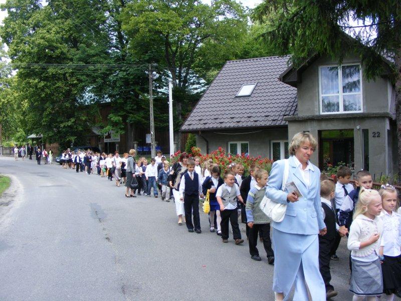 liczne występy Szkolnej Grupy Teatralnej Żaczek wystawiającej i legendy górnicze, i tatarskie, i klariańskie i książęce, a przedstawiające różne aspekty życia świętej; konkursy teatralne, literackie,