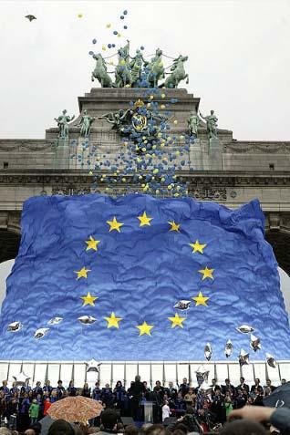 3 U NIA EUROPEJSKA Alicja LEWANDERSKA-QUEDNAU: Eŭropa Unio Demokratio, justeco kaj bonstato estas la baza fundamento de unio.