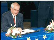 . W 2003r. Budżet UE zaplanowano na 97,5mld. Euro (Krajowy Produkt Brutto). W 2001r. Osiągnął 8 827mln. Euro. W USA w tym czasie było 11 257mld.