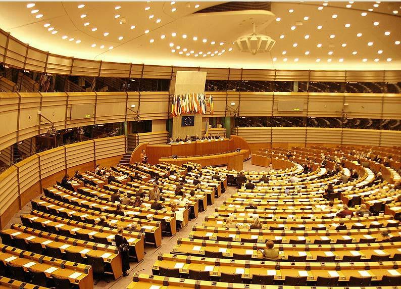 8 U NIA EUROPEJSKA PARLAMENT EUROPEJSKI Siedzibą Parlamentu Europejskiego jest Bruksela oraz Strasburg.