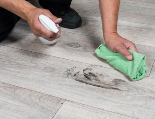 ZALECANE PRODUKTY DO KONSERWACJI Należy dobrać specjalnie opracowane produkty do konserwacji IVC Accessories, co wydłuży żywotność systemu IVC LVT Looselay.