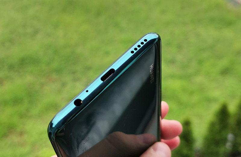 oraz gniazdo jack 3.5 mm, umożliwiające podpięcie słuchawek przewodowych.