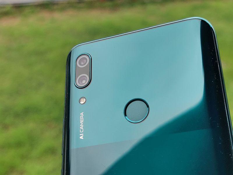 funkcją autofokusu wykorzystującego detekcję fazy (PDAF). Kamerka przednia to jeden z głównych znaków rozpoznawczych Huawei P Smart Z. Sensor o rozdzielczości 16 Mpix z obiektywem f/2.