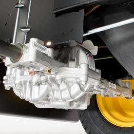 Napęd hydrostatyczny/automatyczny zapewnia bezstopniową regulację prędkości jazdy i sprawia, że zmiana kierunku jazdy jest niezwykle prosta Maszyna jest wyposażona jest w przekładnię