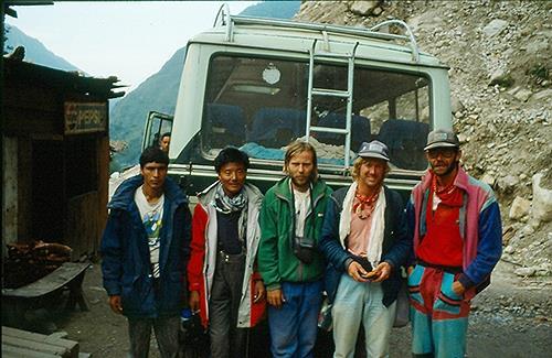 Ekipa ratunkowa po Marciniaka (fot. arch. Artur Hajzer) W październiku tego samego roku na Lhotse ginie Jerzy Kukuczka przyjaciel i mentor Słonia.