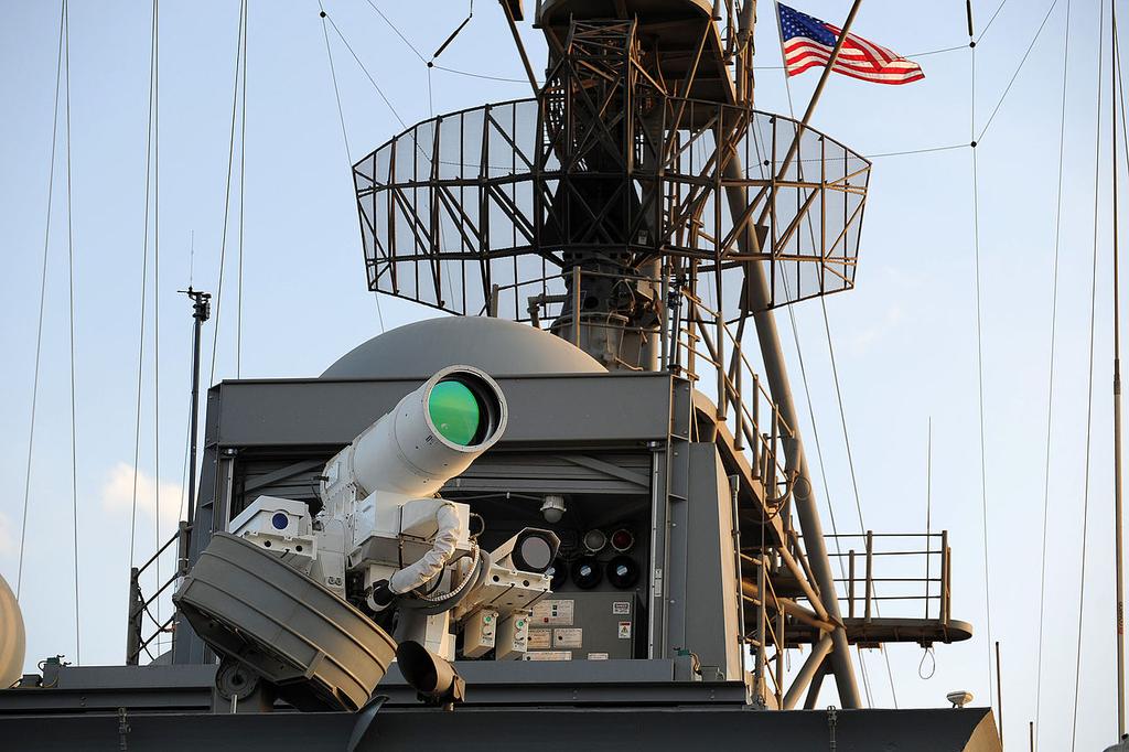 System laserowy LaWS (Laser Weapon System) na pokładzie okrętu desantowego USS Ponce. Fot. John F.