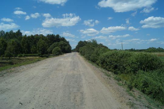 Panorama polnej drogi do Kostiuchnówki, którą jechaliśmy autokarem 16 km prawie godzinę. Po przejechaniu ponad 130 km musieliśmy zjechać z dość dobrej drogi asfaltowej.