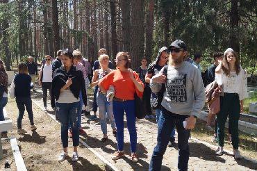 Wędrówka przez las była bardzo trudna.