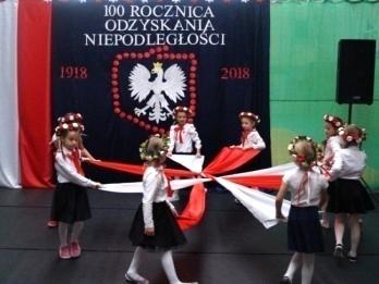 zaprezentowali układ choreograficzny,,taniec z