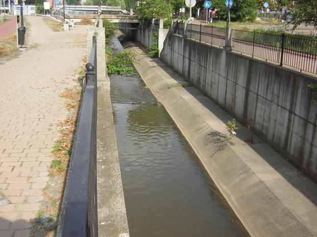 Na terenach zurbanizowanych skutki naturalnych zjawisk hydrometeorologicznych potęgowane są przez czynniki powodujące zmiany stosunków wodnych: zabudowa hydrotechniczna koryt cieków, zasadnicze