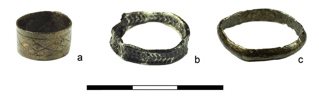 też płytki owalne i w kształcie tarczy herbowej (ryc. 946 b, h; ryc. 947 d). Najczęstszy jest ornament geometryczny, zwłaszcza z udziałem rombów, dalej floralny.