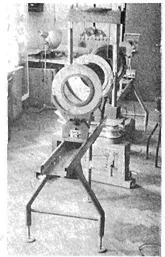 356 R. DOROSZKIEWICZ, J. LIETZ, B. MICHALSKI Rys. 5. Urzą dzenie do obcią ż ani a modelu Rys. 6. Stanowisko badawcze Naprę ż eni a przeliczone oznaczamy gwiazdką: (4) OZ = a n a.