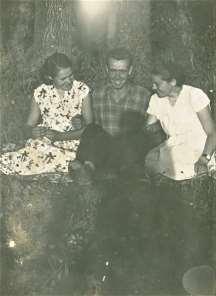 15 Zdjęcie 5 Rok 1958. Tereny podworskie w Skomorochach Dużych. Od lewej siedzą: Halina z Trześniowskich Saluk, Henryk Saluk, Józefa z Małyszów Popek. Zdjęcie ze zbiorów Zofii Lipiak. 8.54.