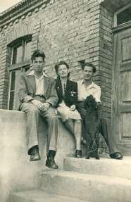 206 Zdjęcie 32 Rok 1944, Gołańcz (współcześnie pow. wągrowiecki, woj. wielkopolskie). Od lewej siedzą: Julian Splewiński, Halina Horwatt, Ryszard Splewiński (brat Juliana).