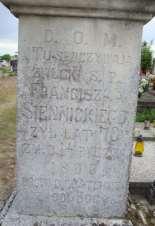 69 Nagrobek 7 Rok 2012, 6 maja. Nagrobek Franciszka Siennickiego (foto Henryk Kulik). Urodził się w 1829 roku. Felczer wolnopraktykujący w Werbkowicach (-1868-1895-) 517.