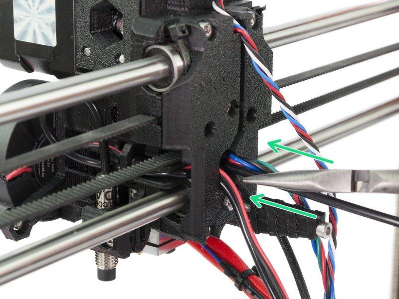 Step 43 Mocowanie filamentu nylonowego Używając szczypiec, wsuń filament nylonowy w otwór.