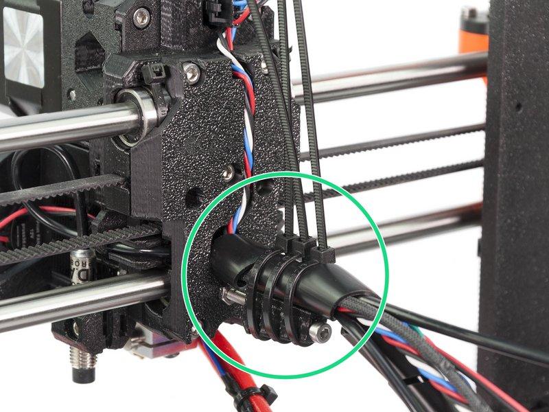 Step 45 Mocowanie owijki spiralnej (część 1) Zaciśnij 3 opaski na owijce spiralnej nałożonej na uchwyt przewodów.