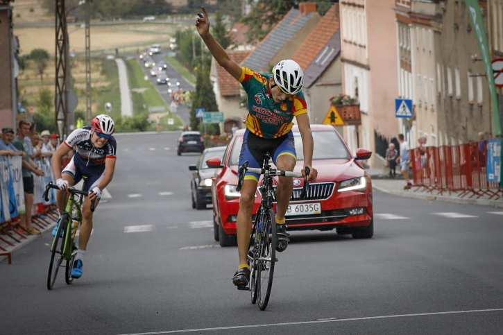 Komunikat numer 4 z 09.08.2019 strona 1 Przeciętna prędkość zwycięzcy 37,919 km/h Klasyfikacja Indywidualna 2 etapu Kategorii Junior Młodszy Foto Dariusz KRZYWAŃSKI www.dkpcycling.