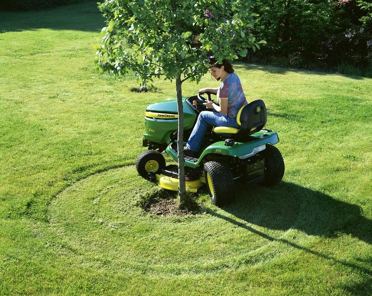 Robert Łoza z John Deere: Obecnie kosiarki samojezdne są w wiele łatwiejsze w obsłudze niż samochód osobowy. To sprawia, że poradzi sobie z nimi każdy użytkownik, nawet nieposiadający prawa jazdy.