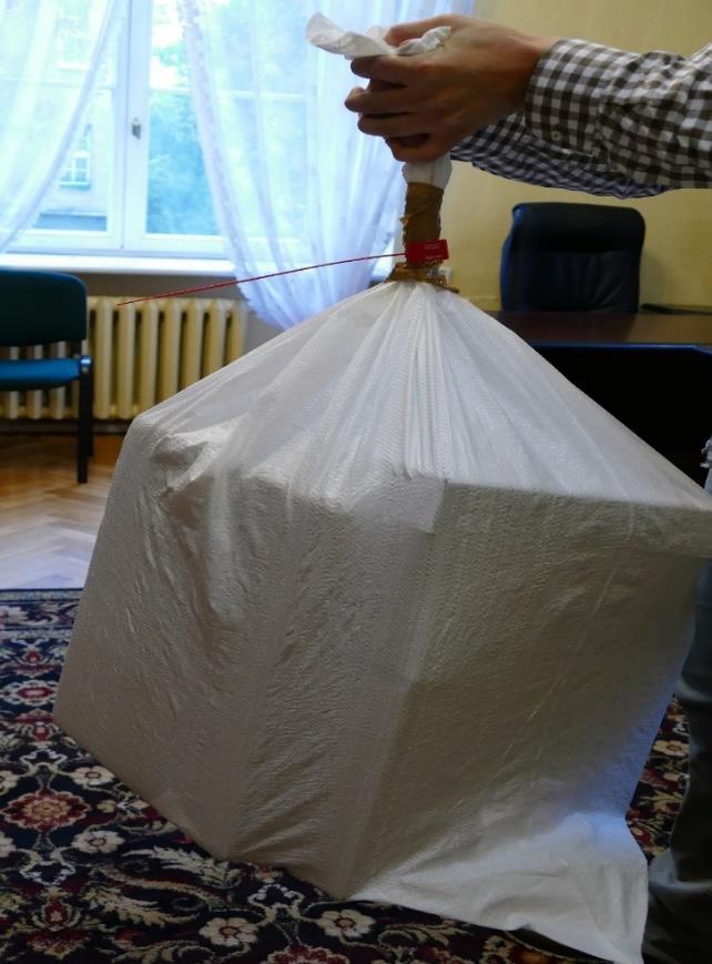 W przypadku, gdy worek zostanie zabezpieczony plombą strunową, bez uprzedniego zabezpieczenia