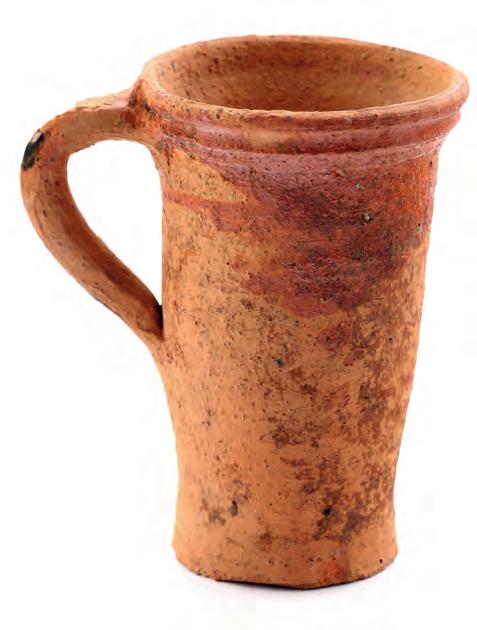 132 Ryc. 22. Renesansowy kubek ceramiczny z XVI w. odkryty przy Starej Synagodze w wykopie 3/15 na głębokości 70 100 cm na wtórnym złożu w obrębie nasypu z XX w., fot.