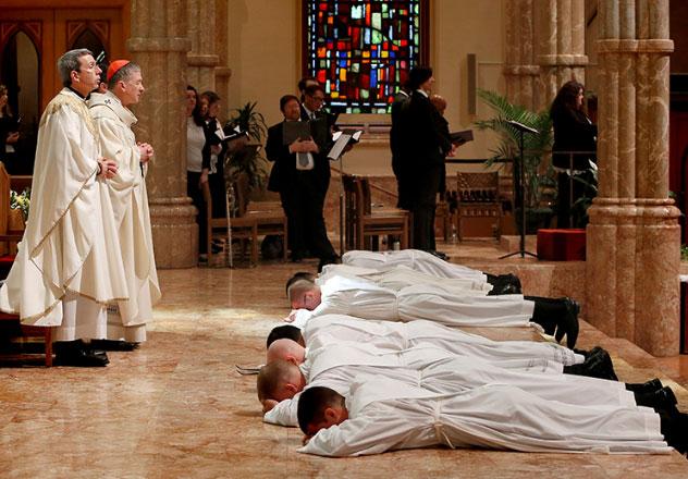 (Kościół) Cardinal Blase Cupich Ordained Eight Priests for the Archdiocese of Chicago on Saturday, May 18, 2019, at Holy Name Cathedral