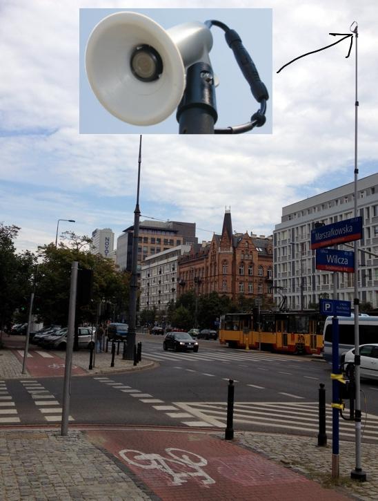Specjalnie przygotowane algorytmy wykrywają poruszające się pojazdy, pieszych, rowerzystów itp.