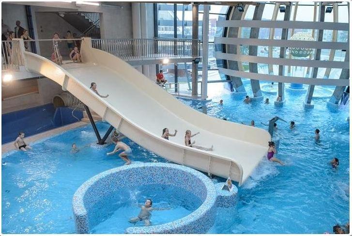 * Aqua Lublin lub za 135 min.* Rollmanii + 100 min.* Aqua Lublin * czas łączny z przebraniem Grupa zorganizowana min. 7 os. Opłata za każdą osobę w grupie.