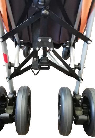 Ilustracja / Illustration 8. Rozkładanie wózka należy rozpocząć od pociągnięcia za rączki wózka w kierunku, który przedstawia Ilustracja 8. Dla ułatwienia można przytrzymać jedną ręką siedzisko wózka.