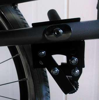 Przedstawia mechanizm hamulca widziany od wewnętrznej strony wózka. Aby zmienić położenie mechanizmu hamulca należy od wewnętrznej strony wózka kluczem nr 10 poluzować śrubę.