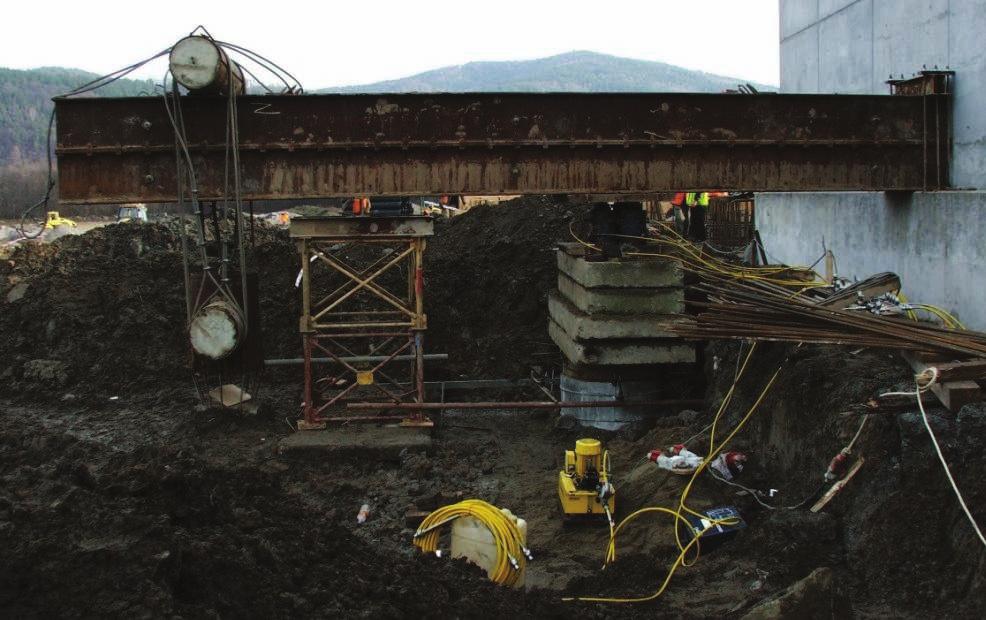 Dobór modeli konstytutywnych gruntu Rozważanie zagadnienia wzmacniania gruntów spoistych (organicznych) materiałem ziarnistym (kruszywem kolumny kamiennej), sugeruje zastosowanie w analizie