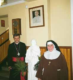 Pociągnięte przez miłość do Najświętszego Sakramentu Ciała i Krwi Pańskiej, poświęcamy całe nasze życie adoracji Eucharystii.
