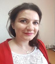 Posiada dyplomy i certyfikaty: Akademii Coachingu, Train the Trainers, Coaching zespołowy, Coaching grupowy.