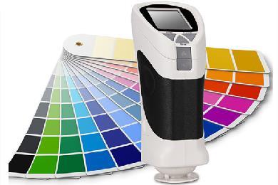 Dołączone oprogramowanie Color Card daje możliwość samodzielnego wgrywania wzorników. Kolorowy wyświetlacz LCD ułatwia komunikację z użytkownikiem.