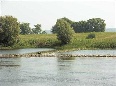 m, szerokość dna 64,20 m, głębokość: 1,71 m przy SNQ = 91,0 m 3 /s.