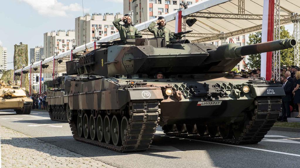 Jako ostatni jechał tradycyjnie rzut gąsienicowy, który otwierało 14 czołgów Leopard 2A5 z
