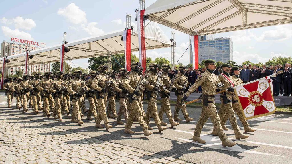 Następnie nad miastem przeszła formacja śmigłowców: cztery Mi-2 w ugrupowaniu Romb, podobna formacja