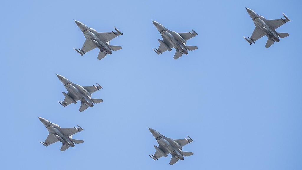 pojawiła się formacja złożona dwóch F-15E