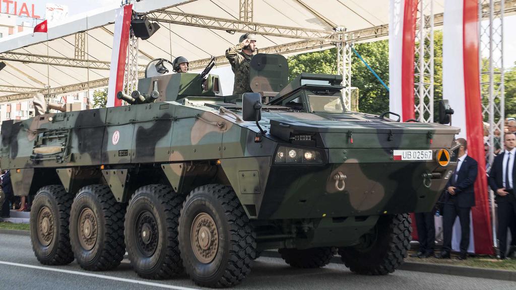Czytaj też: Zielonka z centrum rakiet NSM Marynarkę Wojenną reprezentowały pojazdy należące do Morskiej Jednostki Rakietowej: wóz kierowania środkami walki (CCV - Combat Command Vehicle) i wyrzutnia