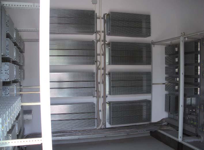 Do zasilania napídûw elektrycznych i elementûw sterowniczych zasilanych poprzez system podwiesi wykorzystano p askie