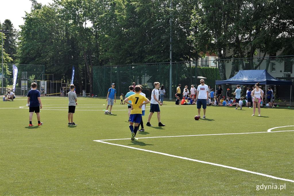 ogłaszałem, że ten obiekt powstanie. Dziś mam ogromną satysfakcję, że możemy oglądać jego otwarcie dodaje Borski. Otwarcie kompleksu sportowego połączono z festynem rodzinnym.