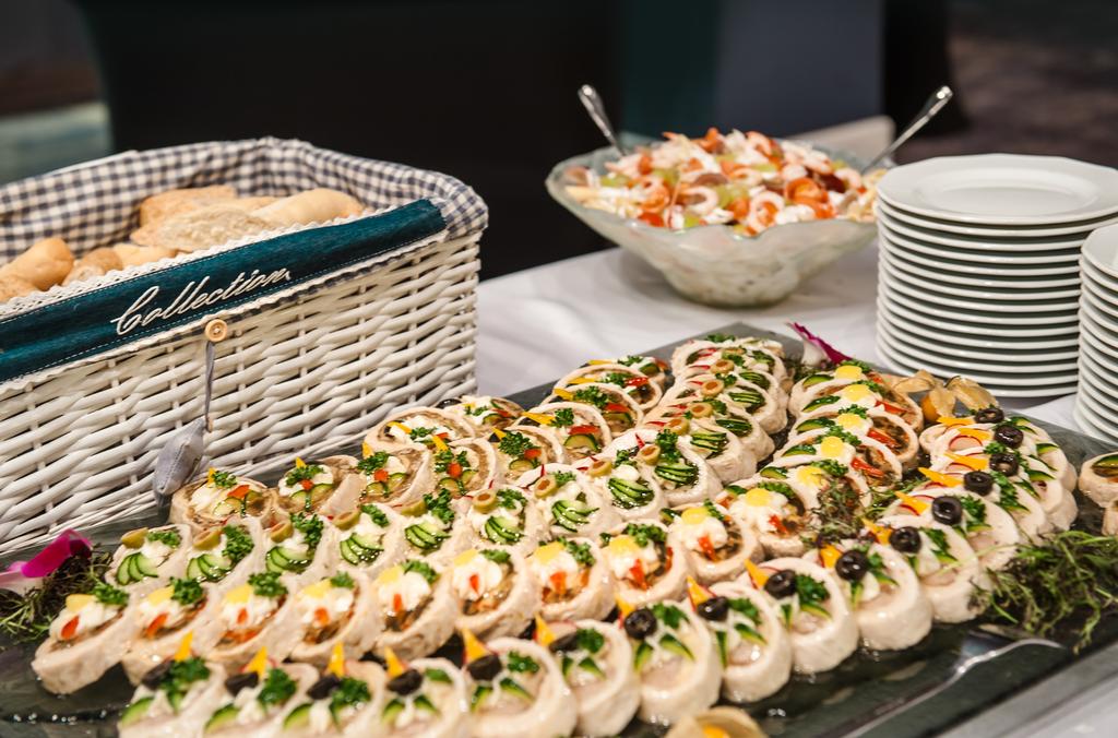 CATERING NA DOWÓZ ZIMNY BUFET + 12/24 ZŁ / OSOBY PRZEKĄSKI ZIMNE: 5 / 6 POZYCJI DO WYBORU, 0,5 PORCJI NA OSOBĘ + 12 ZŁ / 1 PORCJA NA OSOBĘ Z KAŻDEJ POZYCJI +24 ZŁ JAJKA FASZEROWANE RÓŻNYMI FARSZAMI