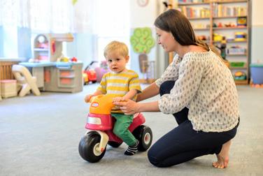 ZASADY DZIAŁALNOŚCI I ZADANIA PERSONEL DZIENNY OPIEKUN Dziennym opiekunem może być osoba, która: 1) daje rękojmię należytego sprawowania opieki nad dziećmi; 2) nie jest i nie była pozbawiona władzy