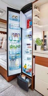 PRAKTYCZNE POŁĄCZENIE KUCHENKI ZE ZLEWOZMYWAKIEM ZAPEWNIAJĄCE WIĘKSZĄ POWIERZCHNIĘ ROBOCZĄ KOMPAKTOWA LODÓWKA SUPER SLIM TOWER Z ZAMRAŻALNIKIEM Przestronna i