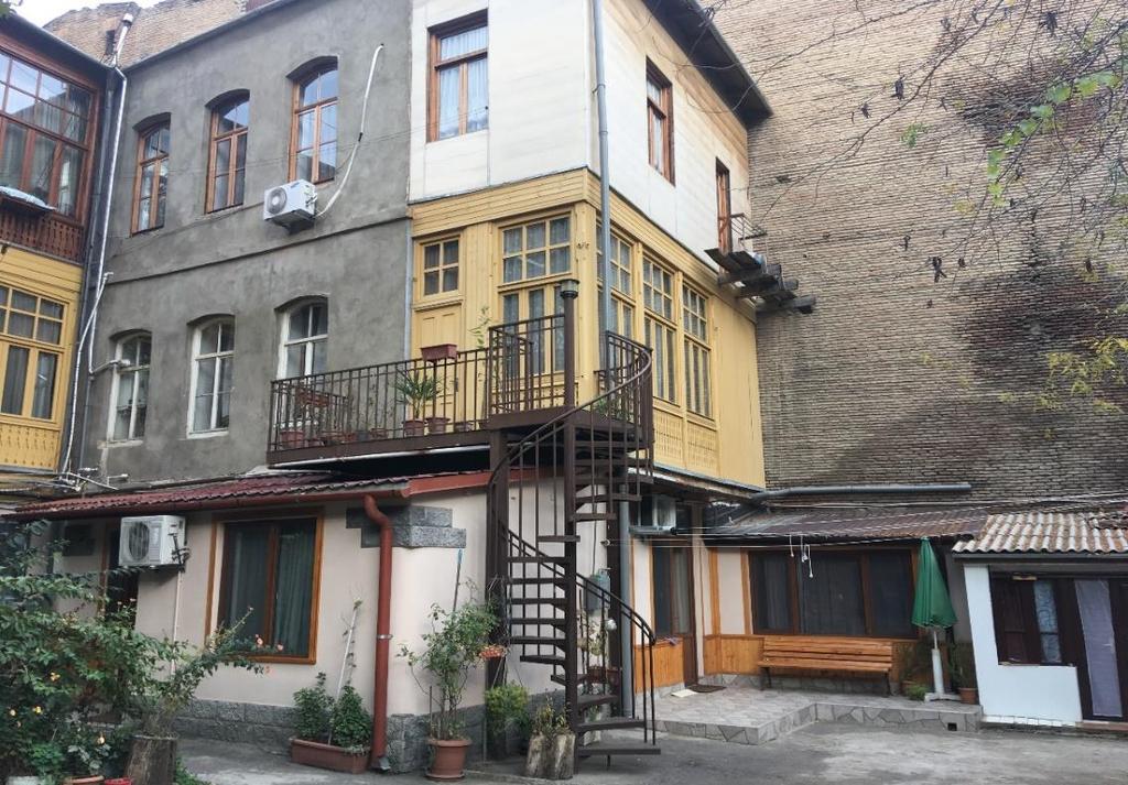 ma problem z kontaktem z panią, która opiekuje się apartamentem, i w związku z tym musimy poczekać. Pierwsze wrażenie z podróży z lotniska nie było pozytywne.